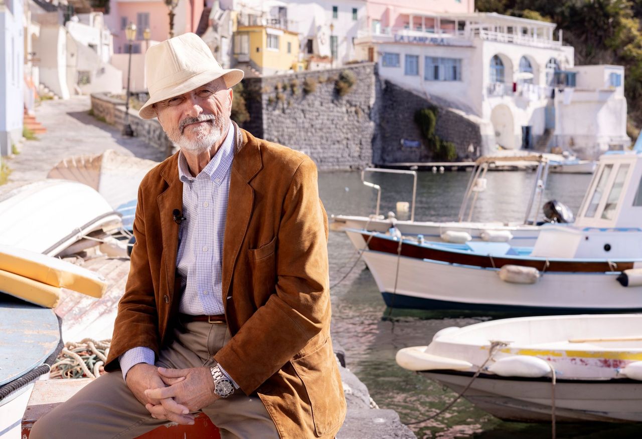 Arturo Pérez-Reverte en Procida, a orillas del Mediterráneo, presentando su última novela 'La hipótesis más peligrosa'. (Jeosm)
