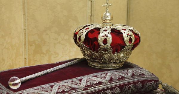 Foto: Patrimonio Nacional guarda la corona y el cetro reales, símbolos de la monarquía española. (EFE)
