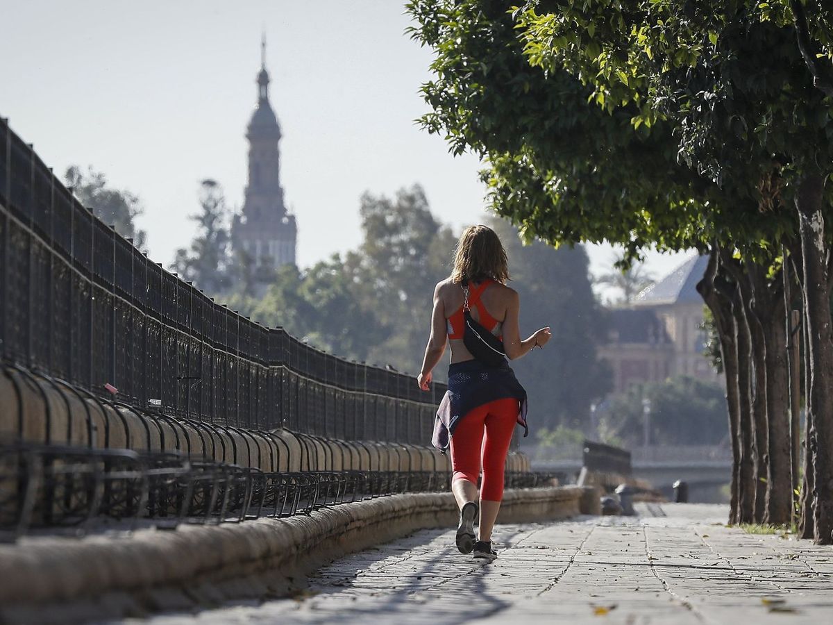 Foto: Una mujer hace deporte por la calle Betis del barrio de Triana en Sevilla. (EFE)