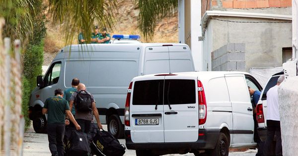 Foto: Agentes de la Guardia Civil durante el segundo registro en la vivienda del joven S.R.G, pareja sentimental de Dana Leonte, desaparecida el pasado 12 de junio en Arenas (Málaga). (Efe)