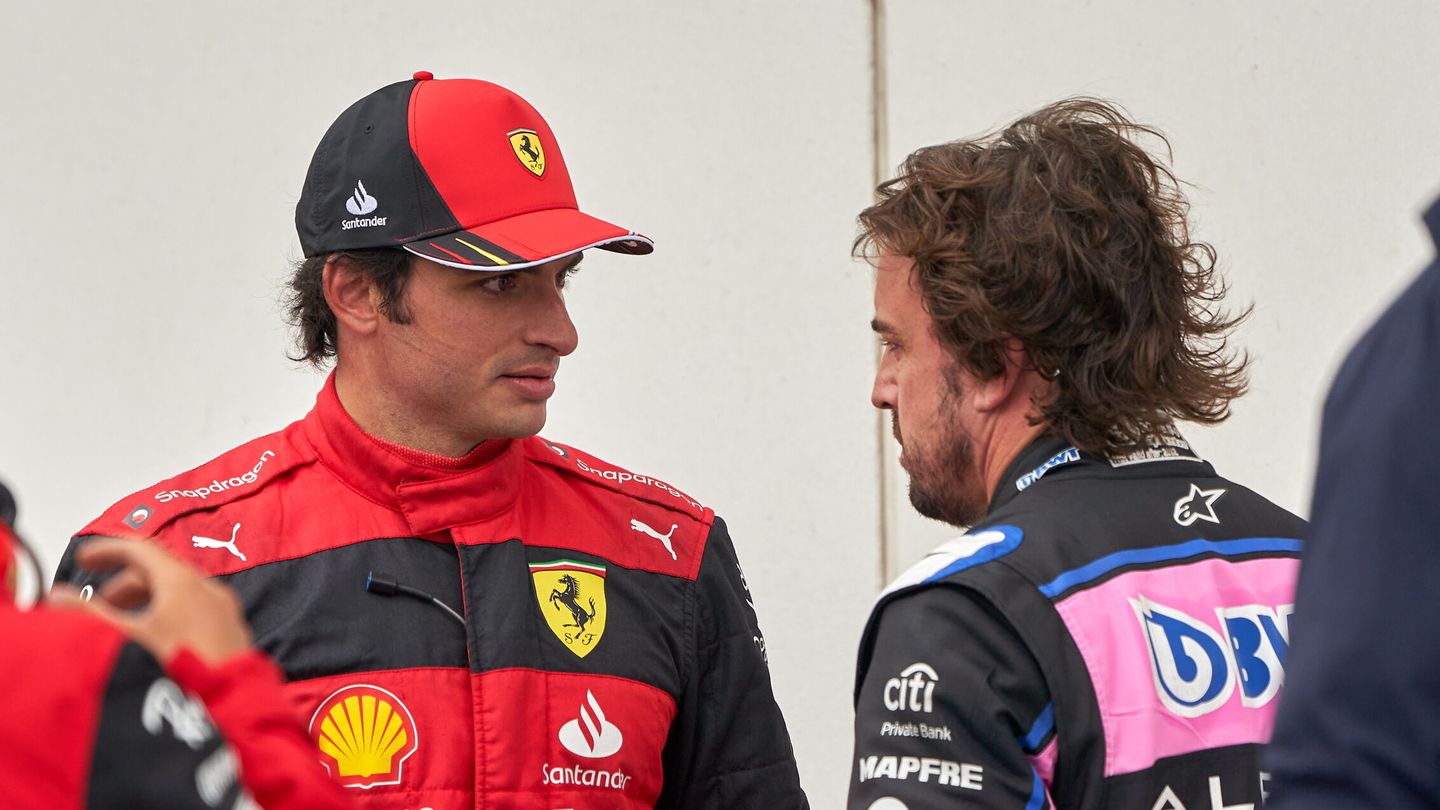 Sainz habla con Alonso sobre la clasificación. (EFE/Andre Pichette)