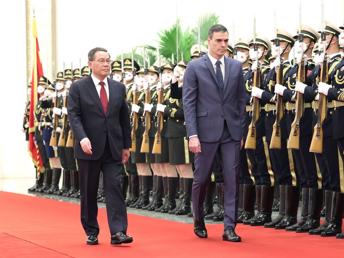 Foto: Pedro Sánchez, junto al primer ministro chino Li Qiang, en Pekín. (EFE/Wang Ye)