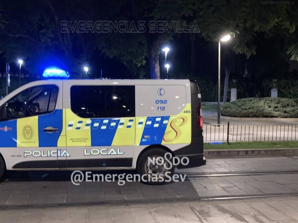 Foto: Un camión de Emergencias Sevilla, tras acudir a los Jardines. (Emergencias Sevilla)