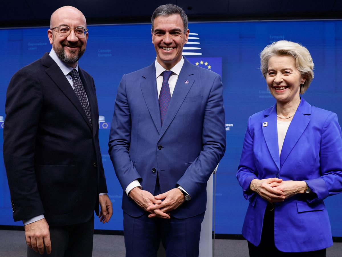 Foto: El presidente del Gobierno, Pedro Sánchez, con los mandatarios europeos. (Reuters/Johanna Geron)