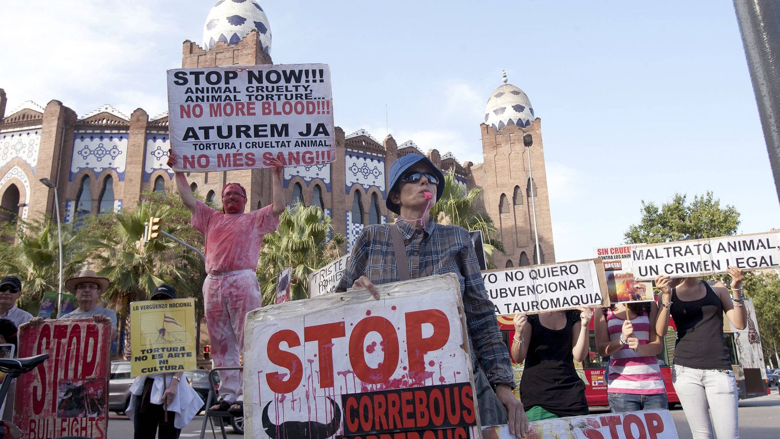 Foto: Un grupo de personas antitaurinas se manifiesta a las puertas de la plaza de toros Monumental de Barcelona. (EFE)