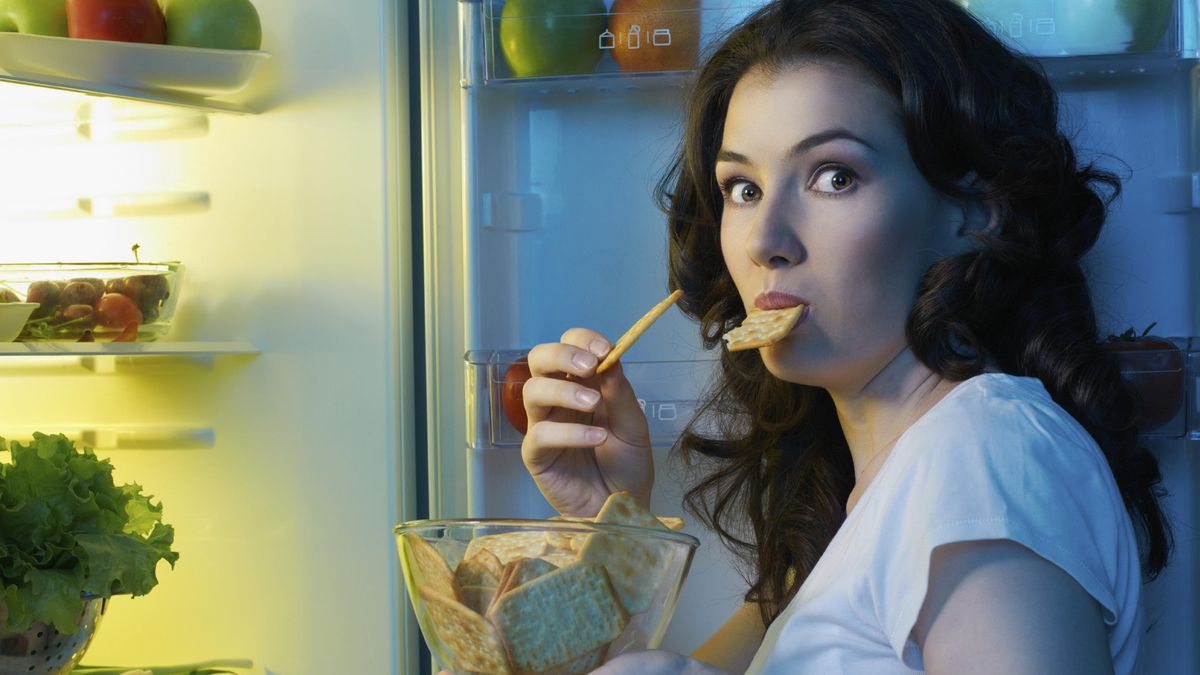 Diez claves para no engordar si no puedes evitar comer entre horas