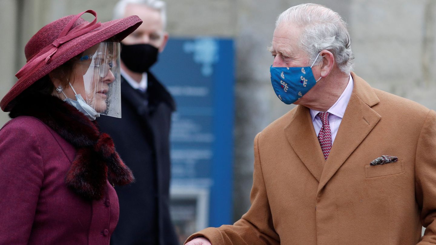 Carlos III, junto a Sarah Troughton en una imagen de archivo. (Reuters/Peter Nicholls)