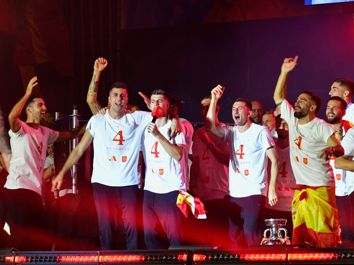 Foto: Los jugadores de España, durante la celebración de la victoria en la Eurocopa (Óscar Ortiz / Europa Press).