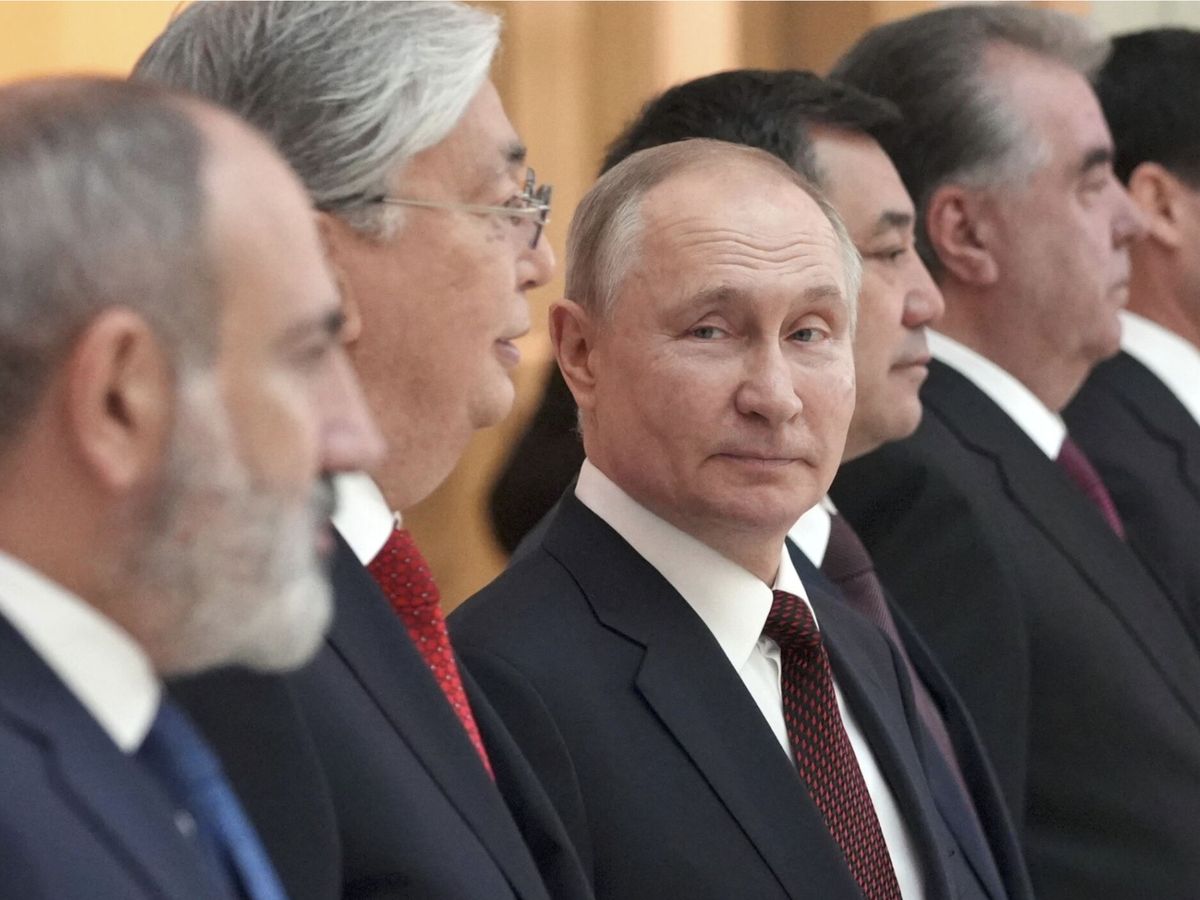Foto: Vladímir Putin, en la cumbre de la Commonwealth de Estados Independientes (CIS) con el primer ministro armenio, Nikol Pashinyan, en diciembre de 2022. (EFE/Pool/Alexei Danichev)