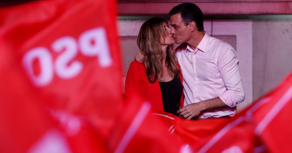Foto: Pedro Sánchez besa a su mujer, Begoña Gómez, en la celebración de la victoria electoral de este 28-A. (Reuters)