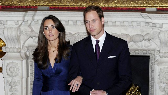 Kate Middleton y el príncipe Guillermo tras el anuncio de su compromiso matrimonial. (Reuters)