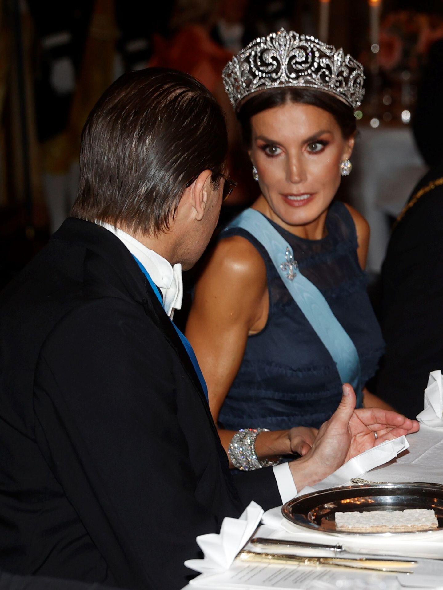 Letizia, hablando durante la cena con el príncipe Daniel. (EFE/Juanjo Martín)