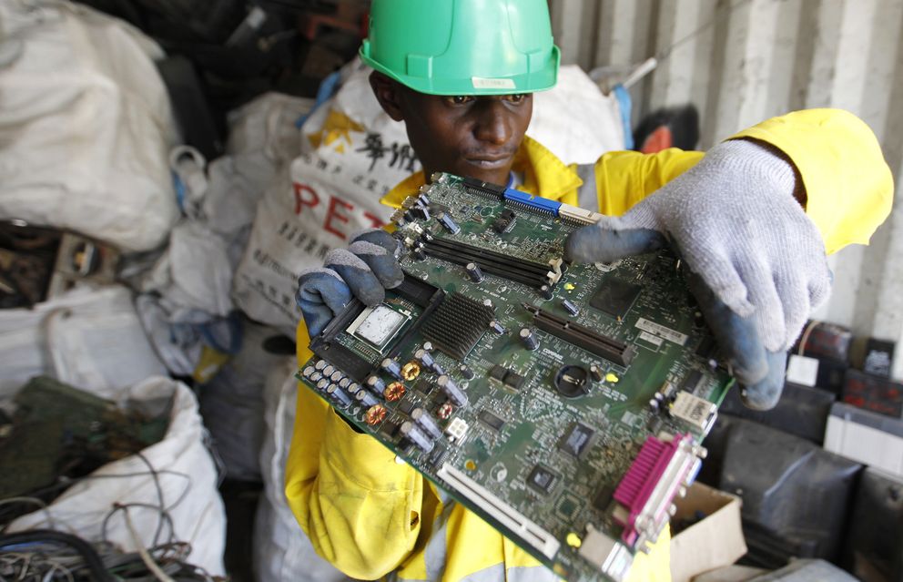 Un empleado en una planta de reciclaje de Nairobi, Kenya (Reuters). 