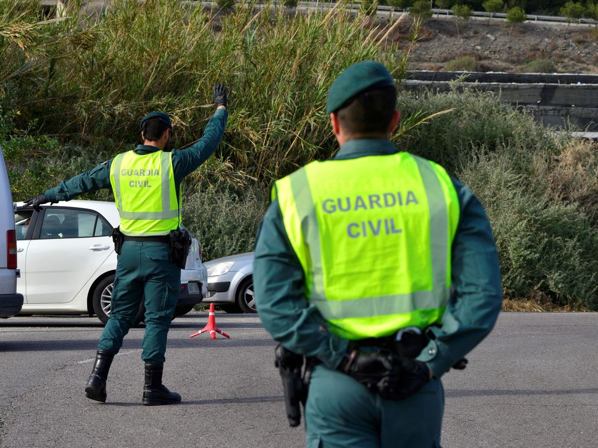 Foto: Dos guardias civiles realizan controles de tráfico este miércoles. (EFE)
