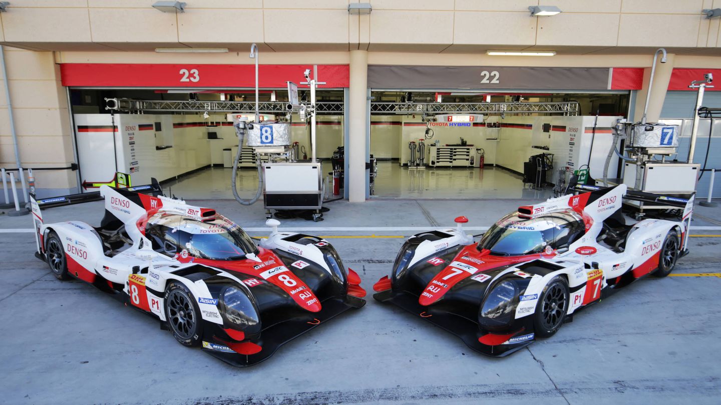 Los dos Toyota que competirán en el WEC. Fernando Alonso compartirá el número 8 con Sébastien Buemi y Satoru Nakajima. (TOYOTA Gazoo Racing)