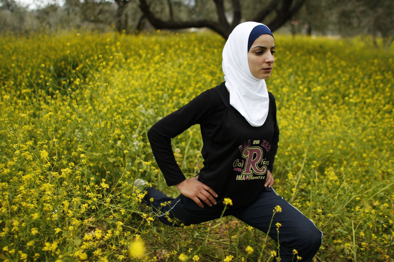 Maslaha, una corredora palestina, durante un calentamiento en un campo cercano a Nablus, Cisjordania (Reuters).