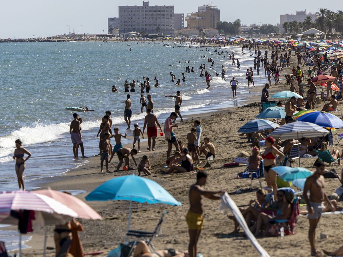Foto: La playa de la Misericordia (Málaga), desde donde partieron los dos jóvenes. (EFE/Daniel Pérez)