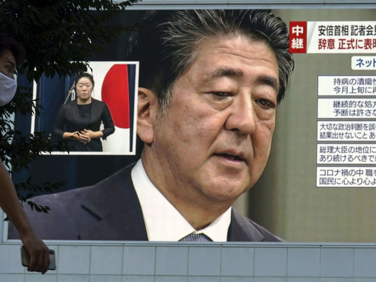 Shinzo Abe aunciando su dimisión. (Reuters)