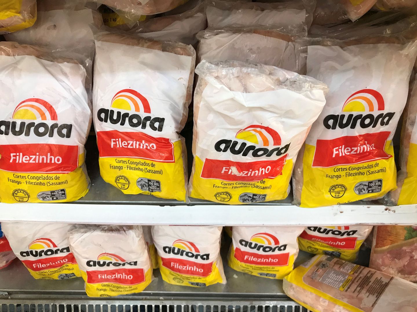 Bolsas de pollo congelado Aurora, en Brasil (Reuters)