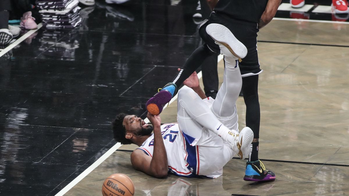 El partido más convulso de los playoffs de NBA: la patada desde el suelo de Embiid que "no recuerda"