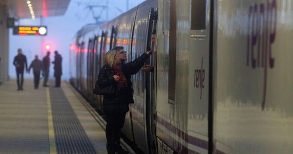 Foto: Una mujer sube a un tren en Zamora. (EFE)
