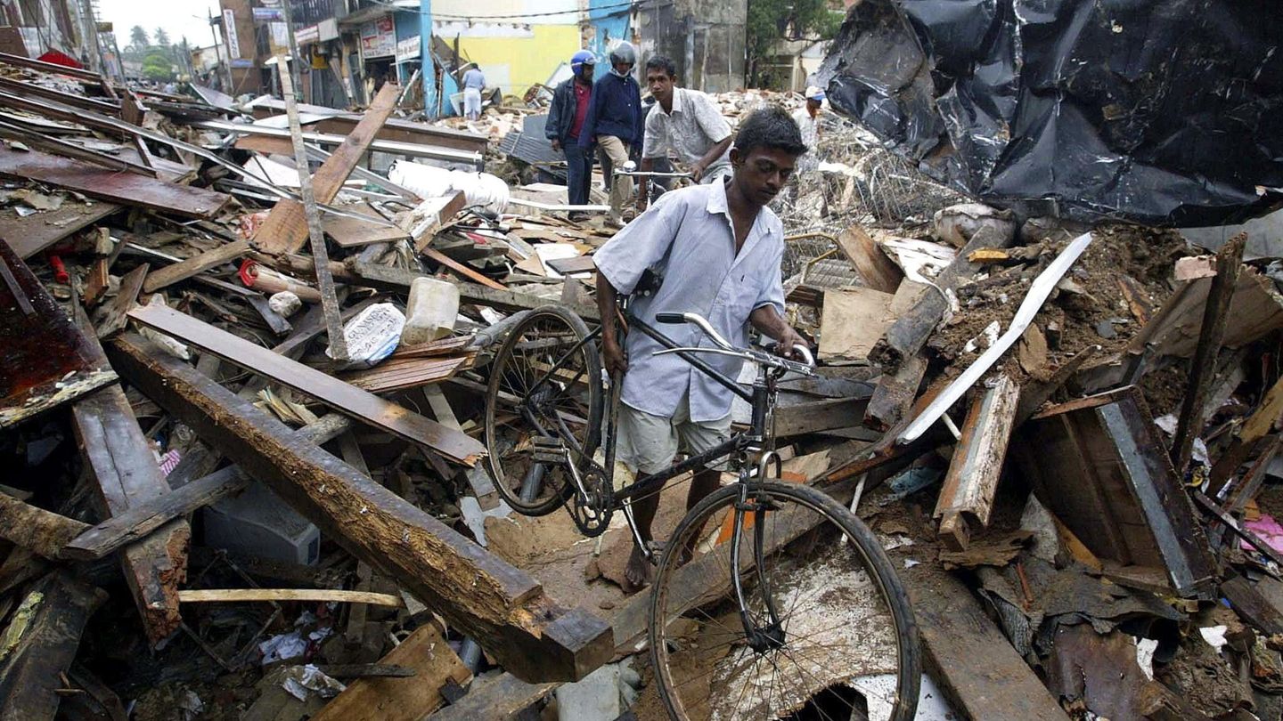 Destrucción tras el terremoto que desembocó en tsunami en 2014 en Indonesia (EFE/Dennis M. Sabangan)