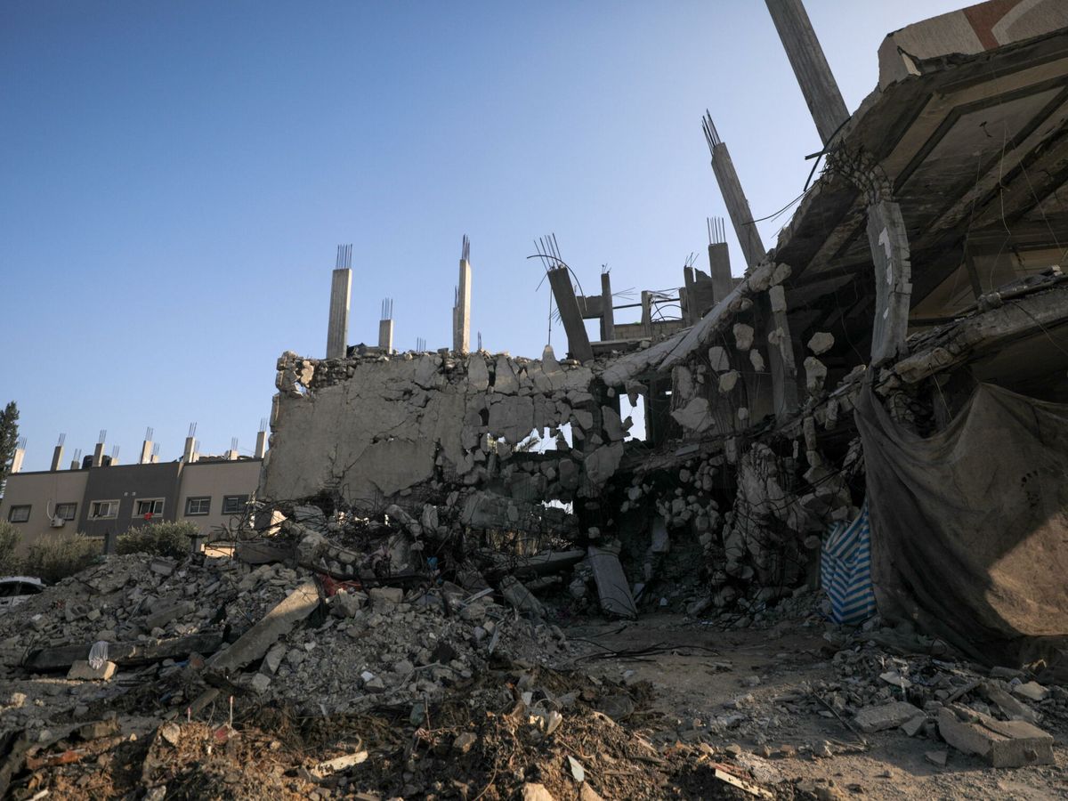 Foto: Imagen de la destrucción de Gaza en Deir Al Balah. (EFE/Mohammed Saber)