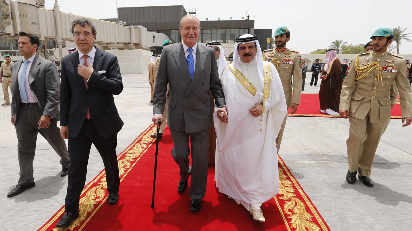 El rey Juan Carlos, con el rey de Baréin en 2014. (EFE)