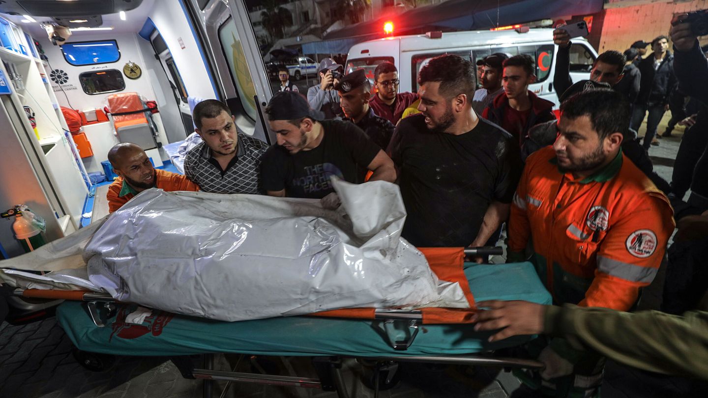 Palestinos llevan el cuerpo de uno de los fallecidos. (EFE/Mohammed Saber)