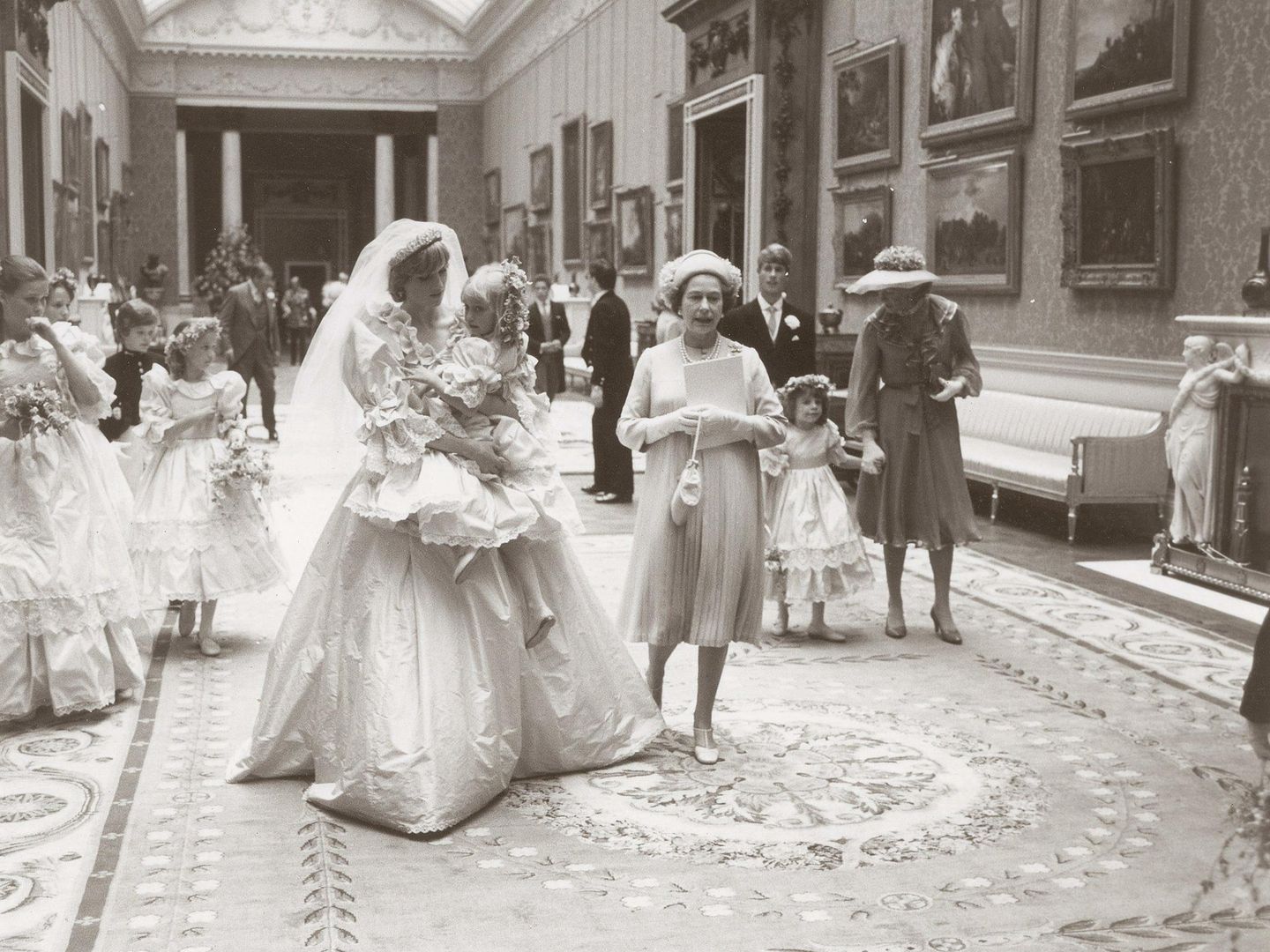 Diana de Gales, junto a la reina Isabel II en el palacio de Buckingham el día de su boda con el príncipe Carlos. (EFE) 