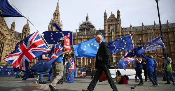 Foto: Manifestantes contrarios al Brexit protestan ante el Parlamento británico, en Londres. (Reuters)