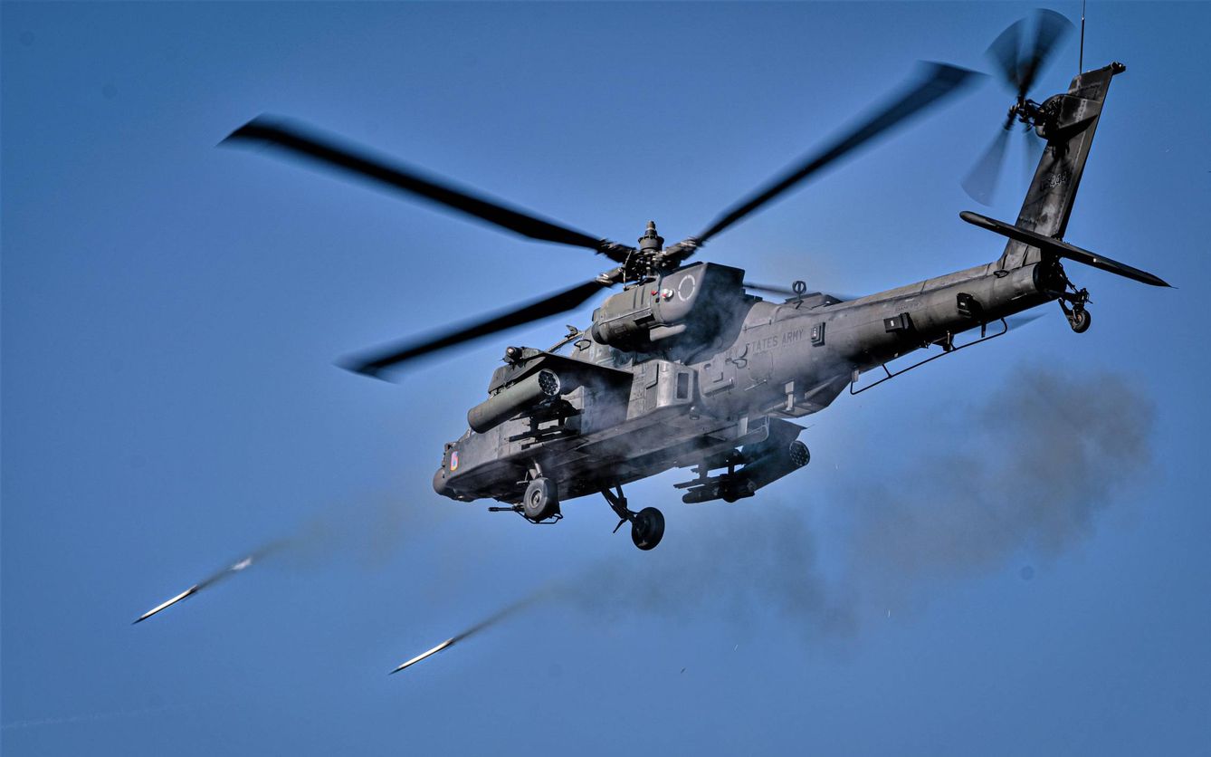Helicóptero Apache lanzando cohetes no guiados Hydra 70 (US ARMY)