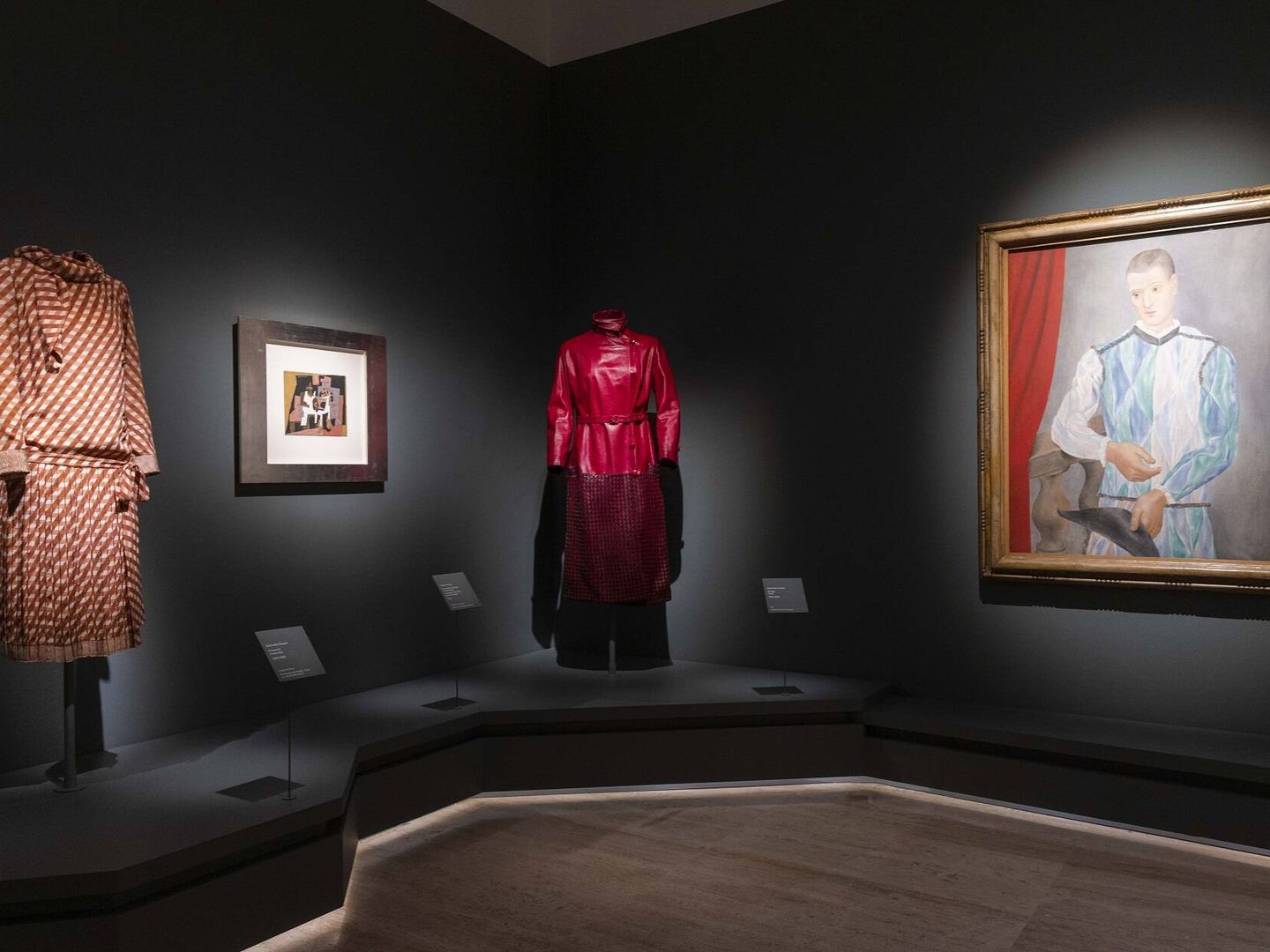 Detalle de la exposición con los vestidos de Chanel y el 'Arlequín' de Picasso. (Museo Thyssen)