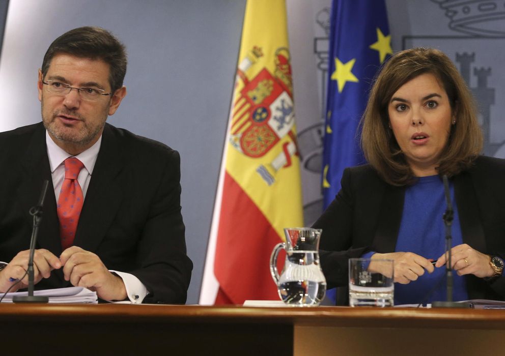 Foto: El ministro de Justicia, Rafael Catalá, y la vicepresidenta del Gobierno, Soraya Saénz de Santamaría (EFE)