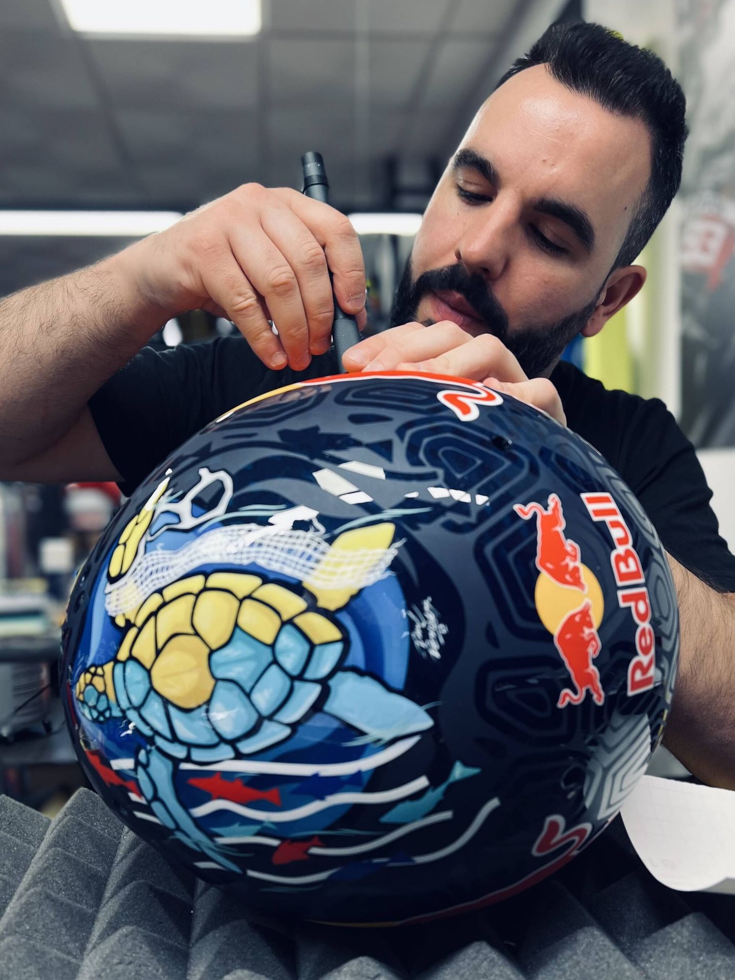 La pintura de un casco no puede superar los 90 gramos de peso. (Dave Designs)