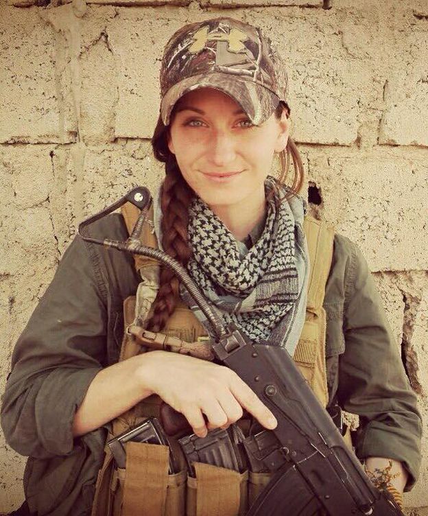 Foto: Samantha Johnston, la madre estadounidense que combate contra el ISIS (Facebook)