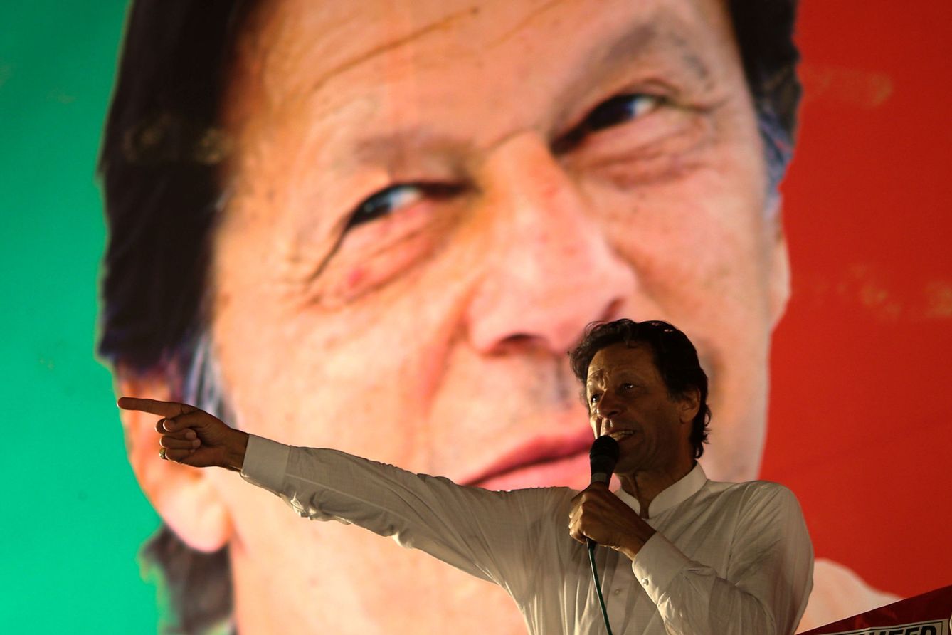 Imran Khan, líder del PTI, habla durante un mítin frente a una proyección de su propio rostro, en Islamabad, el 21 de julio de 2018. (Reuters)