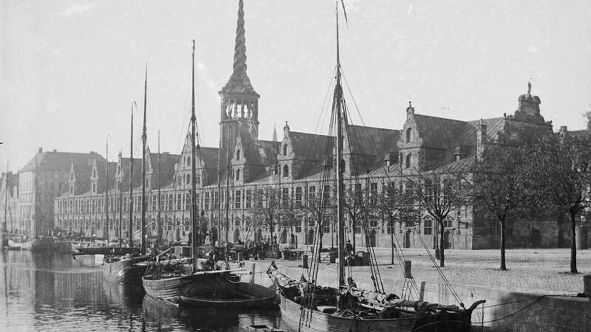 "Es nuestra Notre Dame": arde la Bolsa de Copenhague, icono de los inicios del capitalismo