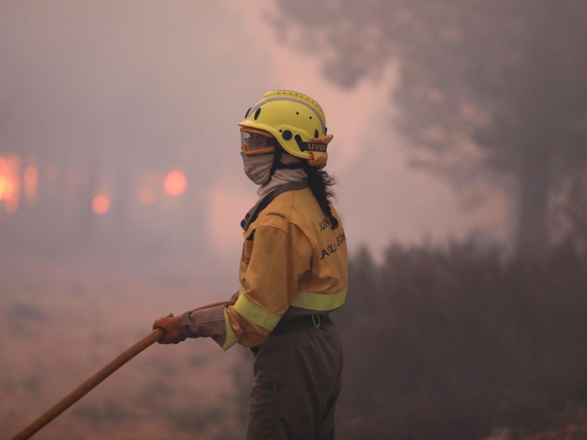 Foto:  Miembros de los servicios forestales intentan sofocar el incendio en el término municipal de Serradilla del Arroyo, al suroeste de la provincia de Salamanca. (EFE)