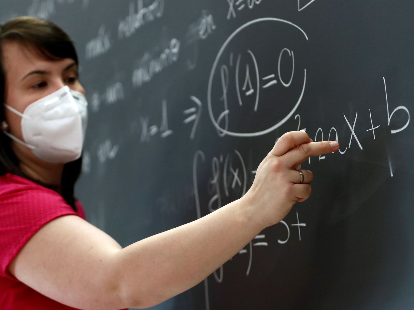 Una profesora dando una clase de matematicas. Foto: EFE Mariscal