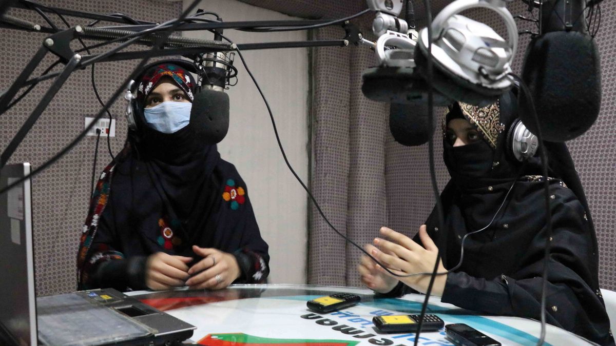 Burlar la censura talibana: así sobrevive la 'radio de la resistencia' de las mujeres afganas