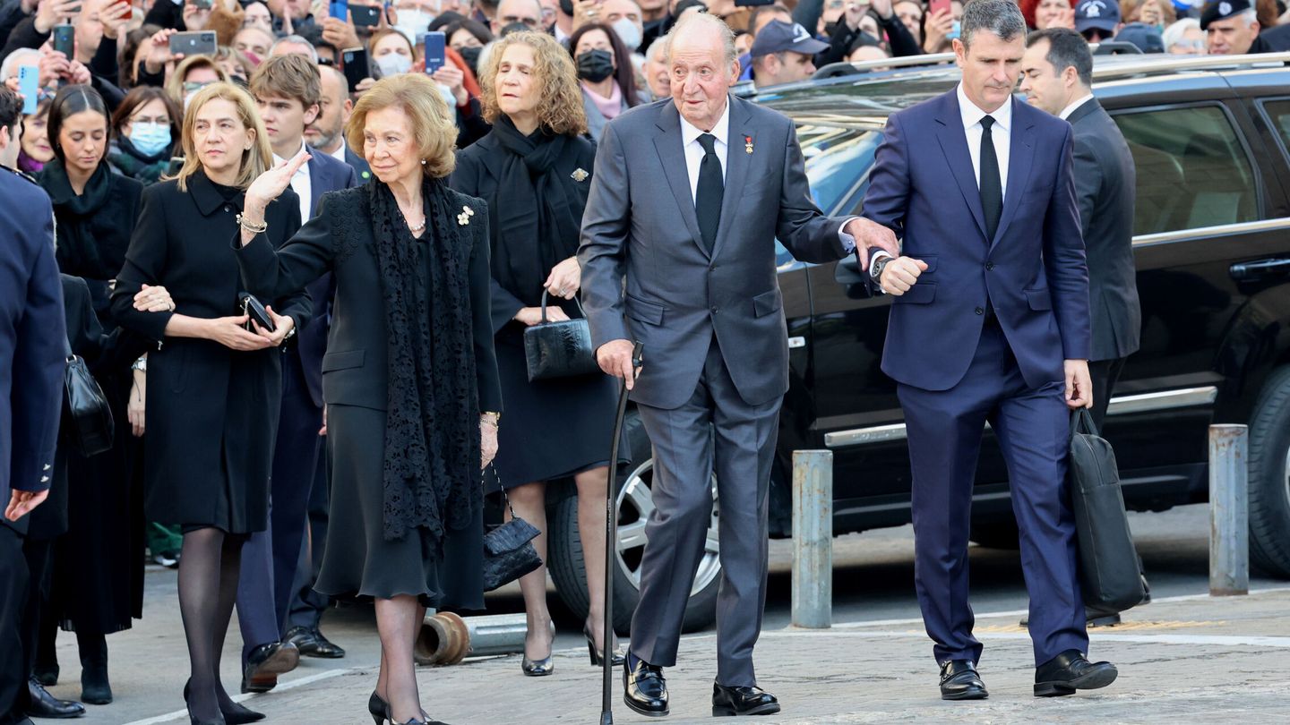 La reina Sofía y el rey Juan Carlos I, acompañados de sus hijas las Infantas Cristina y Elena y sus nietos, llegan al funeral por el rey Constantino de Grecia. (Europa Press)