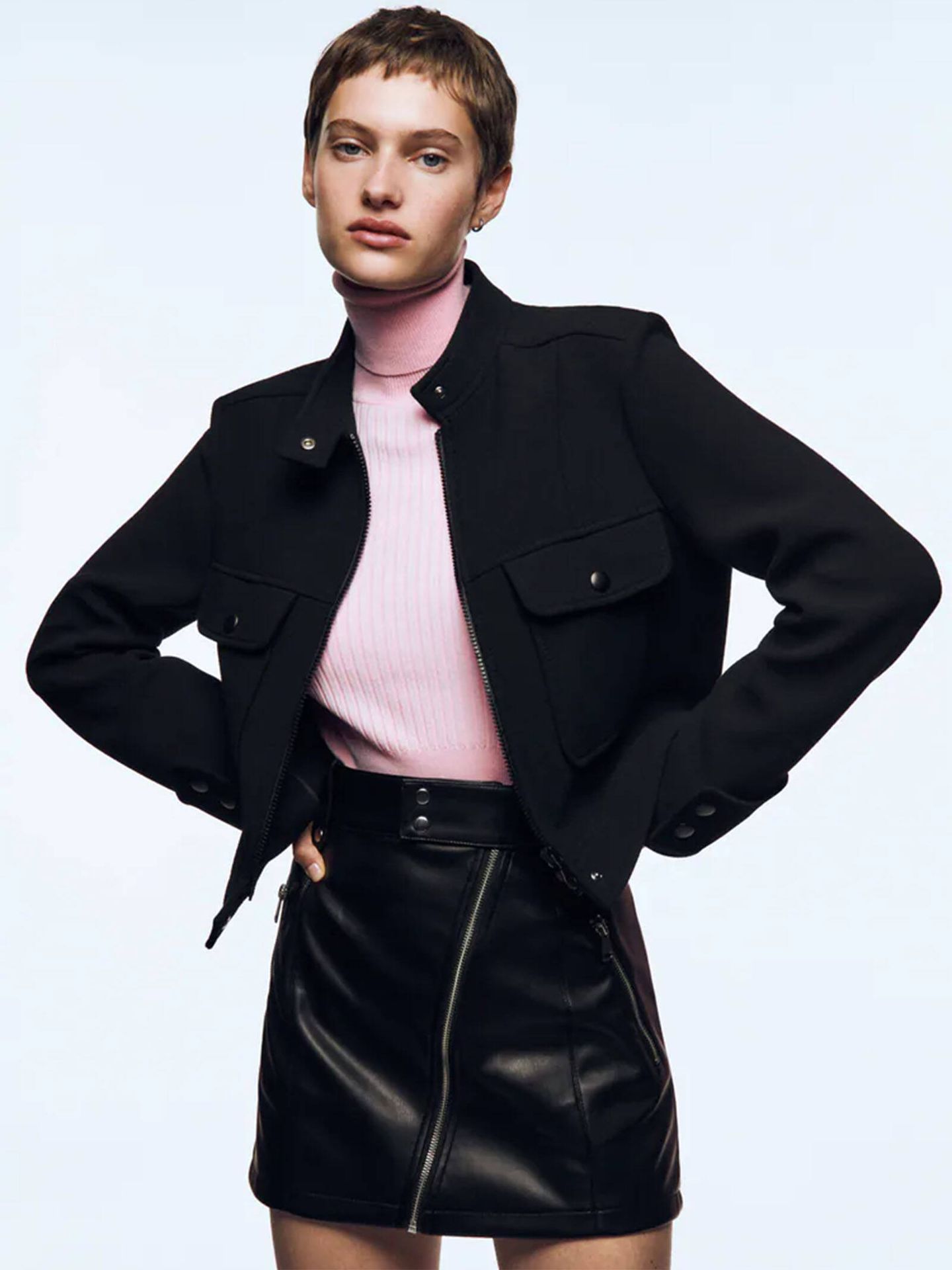 Falda efecto piel de Zara para crear un look como el de Carlota Casiraghi. (Zara/Cortesía)