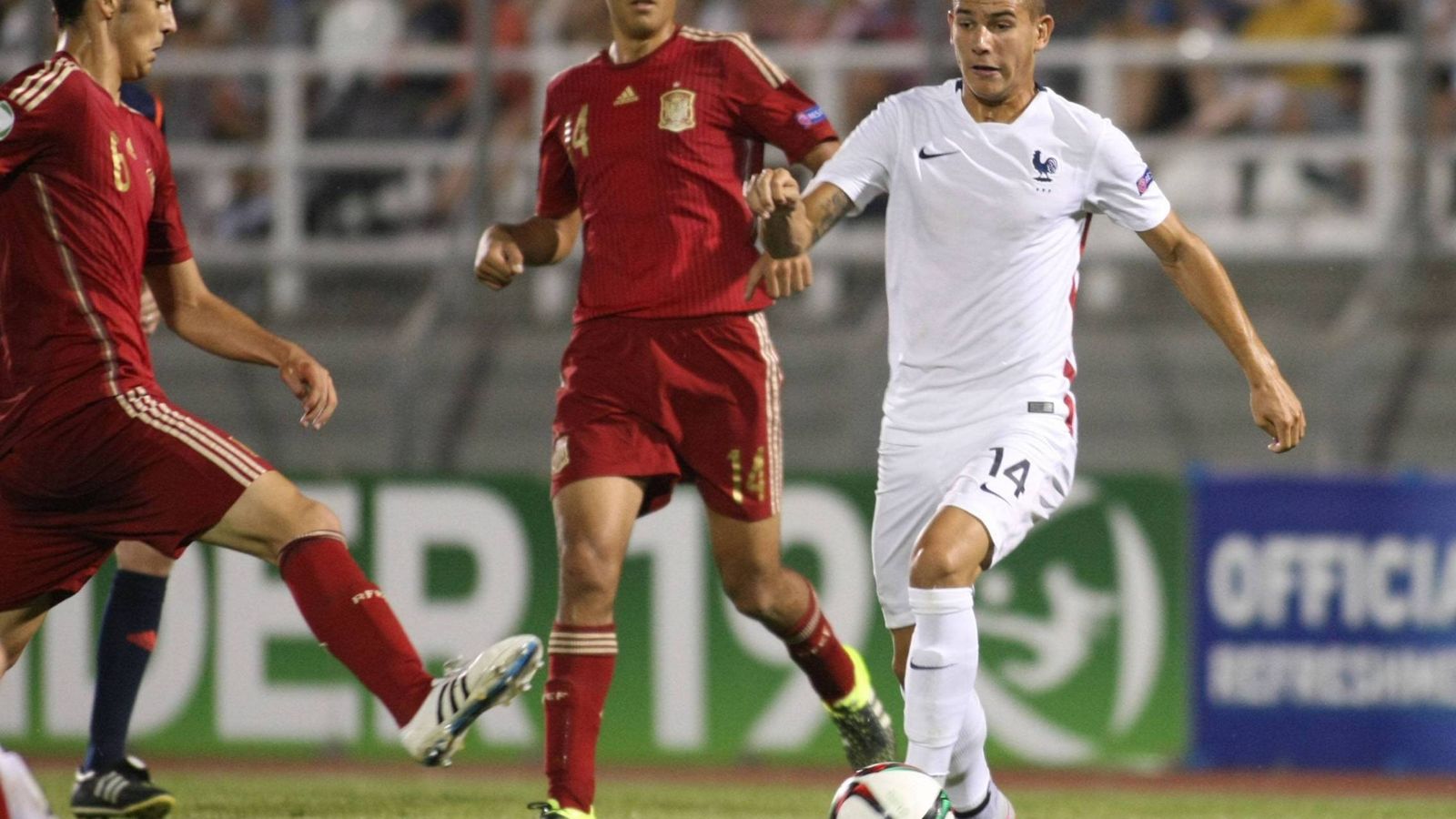 Foto: Lucas Hernández, defendiendo a la selección francesa Sub 19 durante un partido contra España (Cordon Press)