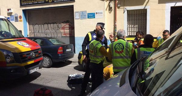 Foto: Asistencia sanitaria en la calle Juan Tornero. (Emergencias Madrid)