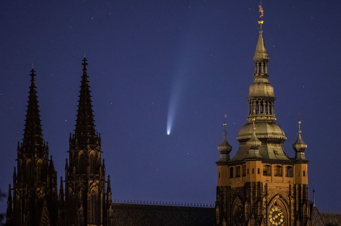 Vista del cometa NEOWISE que surca los cielos entre el Castillo y la Catedral de San Vitus en Praga, República Checa. (Efe)