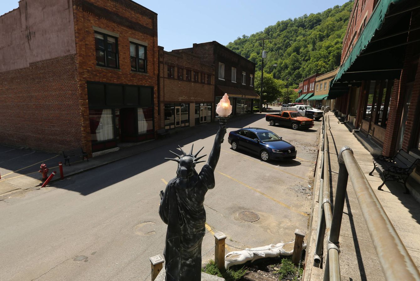 Réplica en miniatura de la Estatua de la Libertad en Matewan, Virginia Occidental, en mayo de 2014 (Reuters)