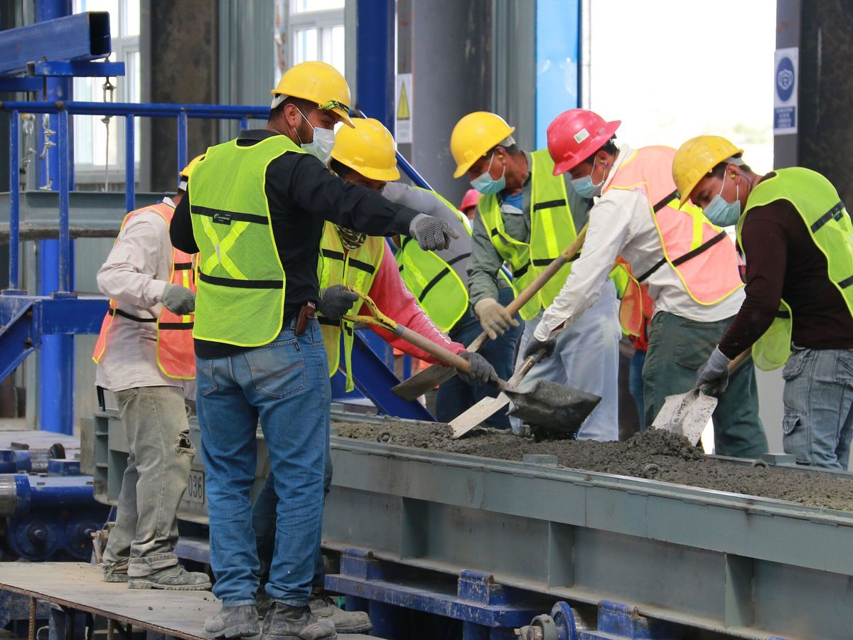 Foto: Trabajadores en una fábrica. (EFE/Manuel López)