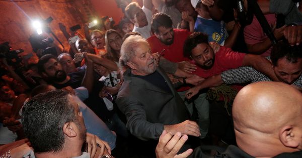 Foto: El expresidente Luiz Inacio Lula da Silva, en el momento de entregarse a la policía en Sao Bernardo do Campo. (Reuters)