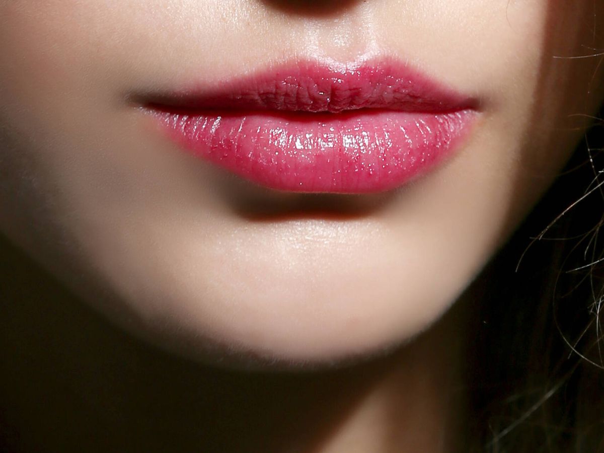 Foto: Además de preparar los labios, perfilar o sellar puede contribuir a que el maquillaje dure más tiempo. (Imaxtree)